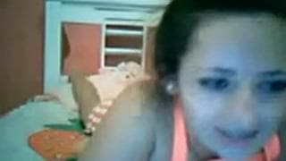 Lei gioca con le sue tette e la sua figa