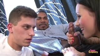 Una studentessa al centro di due cazzi vogliosi