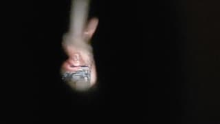 Una mamma viene spiata dalla serratura