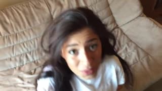 Lei sta sulle ginocchia e lo succhia