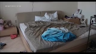 Ethel scopa il suo uomo in giro per casa