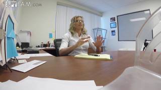 Questa segretaria ha deciso di aprire la figa per il suo capo!