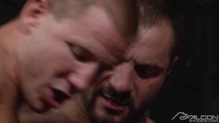 Quattro ragazzi molto forti che scopano duramente!