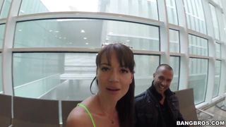 Questa mora tettona si scopa un bel cazzo in un parcheggio.