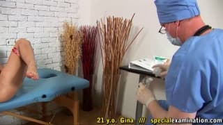 Oggi Gina ha appuntamento dal medico che la vuole esaminare. A fondo! Oggi Gina ha appuntamento dal medico che la vuole esaminare. A fondo!
