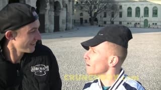 Lucka gode con il suo amico sul divano