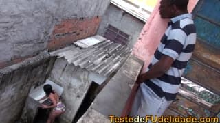 Lui scopa la sua calda vicina culona