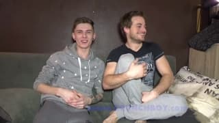 Due caldi ragazzi che godono insieme