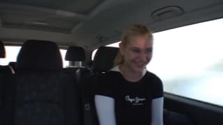 Una bella bionda succhia questi cazzi Una bella bionda succhia questi cazzi