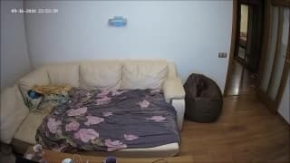 Lola scopa il suo uomo in soggiorno