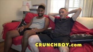 Due amici gay in una scena interrazziale