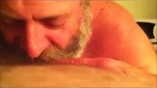 Lui vuole succhiarlo per sentire il sapore della sua sborra