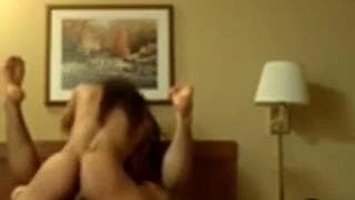 Una calda trans seduce un uomo a casa