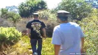 I soldati Ryan e Kyle godono all'aperto