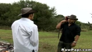 Due amici latini godono in giardino Due amici latini godono in giardino