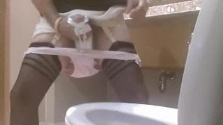 Questo travestito si sta masturbando in bagno Questo travestito si sta masturbando in bagno