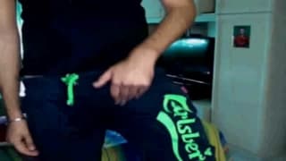 Lo tira fuori e lo sega finché non sborra