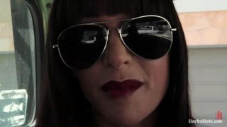 Quattro donne che sono molto violente tra di loro ci fanno godere