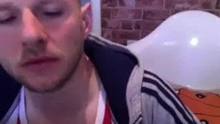 Lui adora sempre farsi una sega in webcam