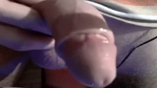 Un giovane ragazzo eccitato vuole segarsi