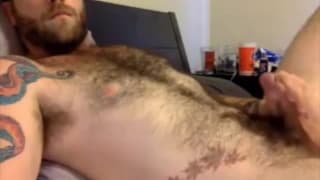 Questo dilf peloso ama masturbarsi in webcam Questo dilf peloso ama masturbarsi in webcam