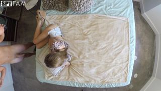 Rebel Lynn, snella, sorprende suo fratello che si masturba