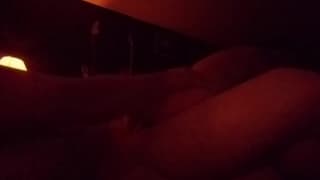 Sta tradendo la sua ragazza con la sua sorella gemella