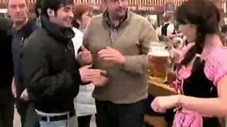 Lei succhia un cazzo all'Octoberfest Lei succhia un cazzo all'Octoberfest