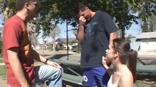 Un cazzo in bocca e l'altro nella sua figa rasata