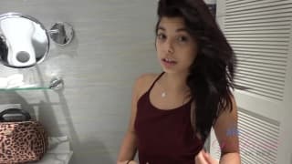 La bruna che allarga le gambe a letto, si becca un grosso cazzo.