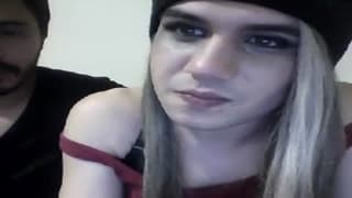 Un giovane travestito che si fa inculare