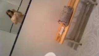 Una donna grassa gioca da sola e gode