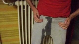 Lui ama pisciarsi sui suoi pantaloni Lui ama pisciarsi sui suoi pantaloni