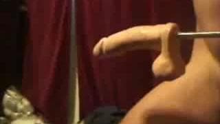 Un grosso cazzo meccanico che gli darà piacere nel culo!