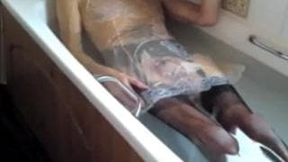 Lui gode nella vasca con la sua lingerie