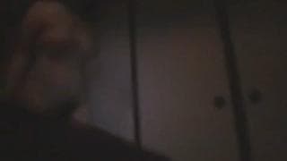 La sua figa pelosa lo fa eccitare tanto