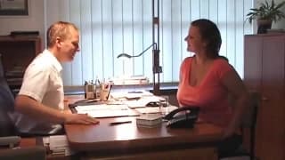 Una tettona seduce questo impiegato