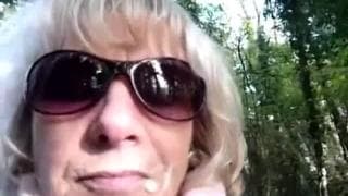 Un pompino all'aperto tra gli alberi