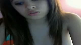 Una mora vogliosa gioca da sola in webcam