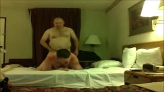 Un orso gode con il suo uomo a letto