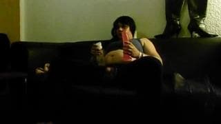 Lui gode sul divano usando il suo dildo