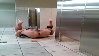 Un ragazzo arrapato si penetra con un cazzo finto Un ragazzo arrapato si penetra con un cazzo finto