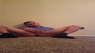 Questo ragazzo gay si diverte come un matto a farsi le seghe