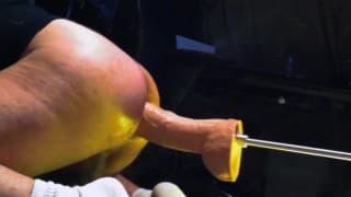 Un cazzo finto meccanico lo penetra