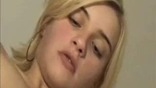 Una calda bionda con doti da pornostar Una calda bionda con doti da pornostar