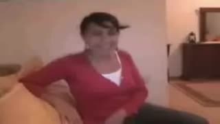 Lei gode insieme a un grosso cazzo maturo Lei gode insieme a un grosso cazzo maturo