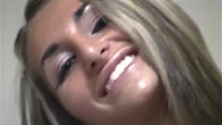 Una bionda mangia un gelato e si tocca