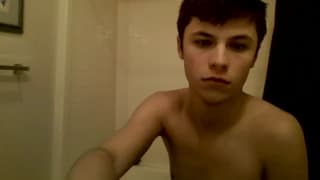 Questo ragazzo si si sborra sulla mano