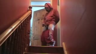 Un ragazzo arrapato usa il suo nuovo giocattolo per sborrare