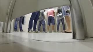 Una calda sega in questo bagno pubblico Una calda sega in questo bagno pubblico